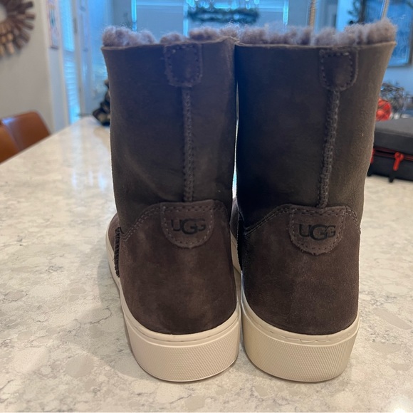 UGG women boots size 7 - Picture 3 of 9